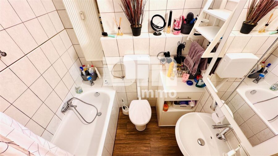 Modernisiertes Mehrfamilienhaus mit 8 Wohneinheiten und 2 Gewerbeflächen - Badezimmer / Wanne WE3